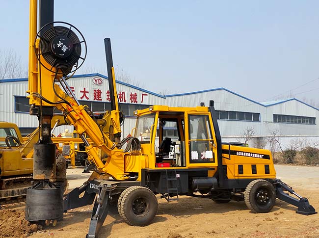 小型轮式旋挖机，适合于房屋建筑、道路桥梁施工和建筑工地使用。